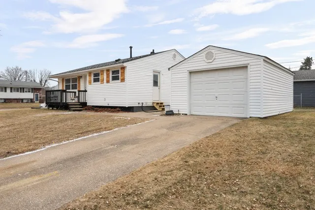 $214,900 | 392 33rd Ave Court, East Moline, IL 61244
