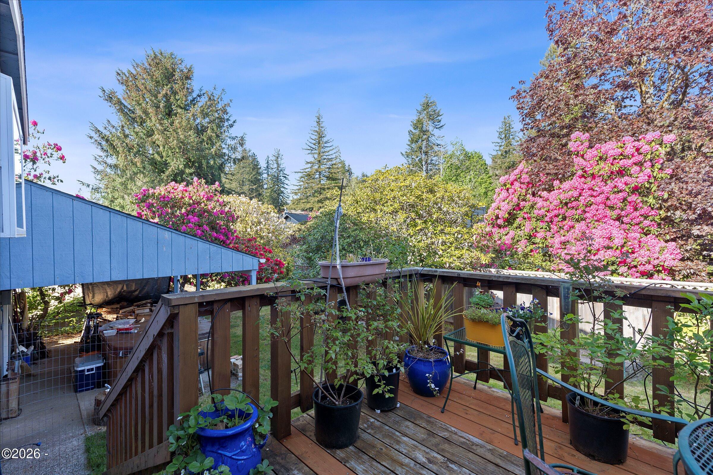 1318 Southeast Maple Street Toledo, OR 97391 - Photo 16 of 54 Deck off of dinning area