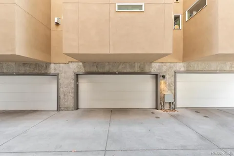 a view of a back yard of the building