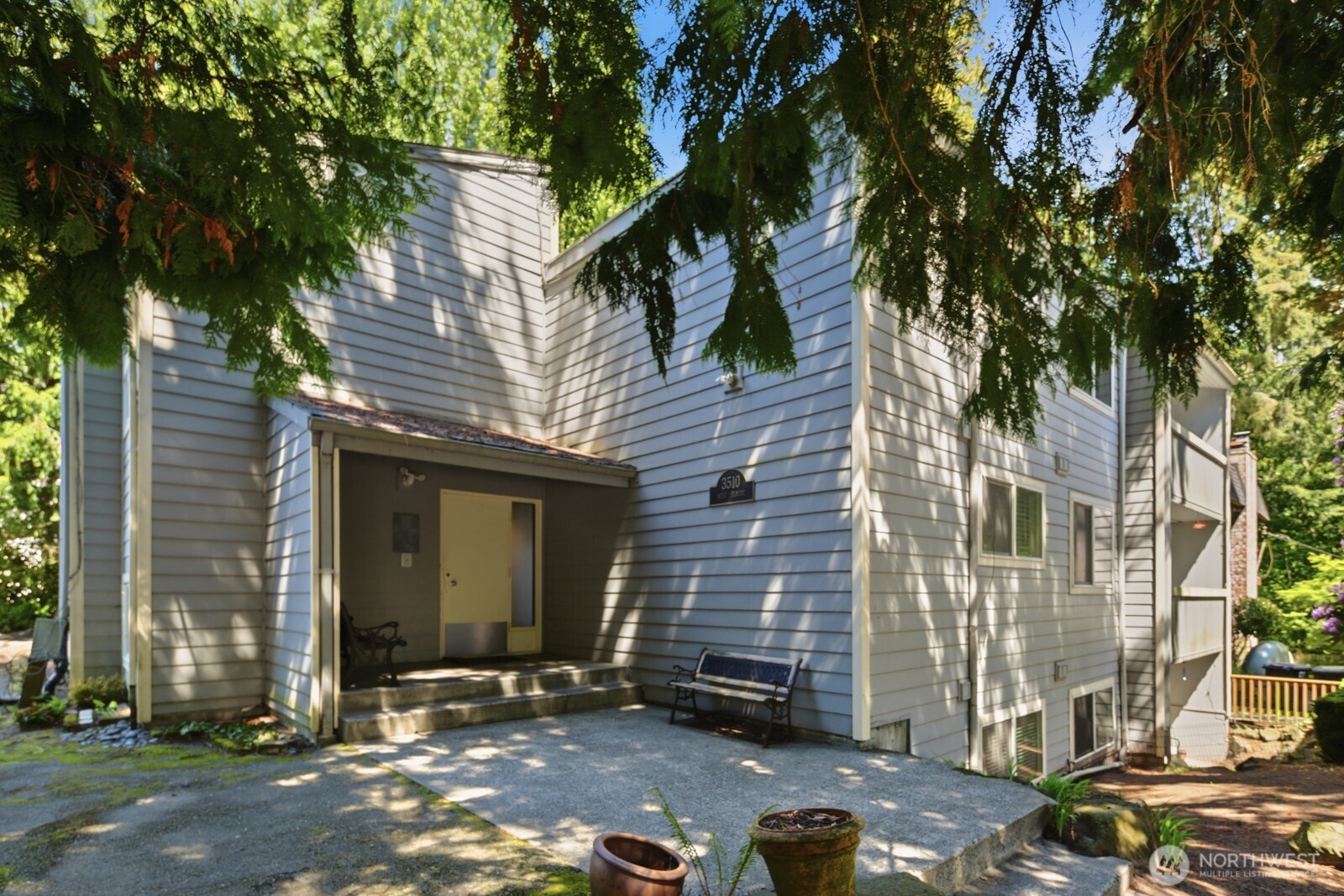 3510 West Elmore Street Seattle, WA 98199 - Photo 2 of 14
