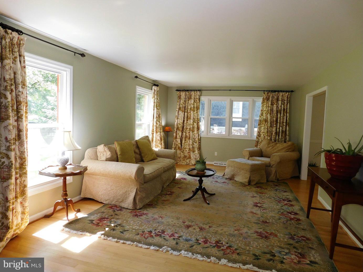 2352 Paddock Lane Reston, VA 20191 - Photo 5 of 30 Huge Living Room
