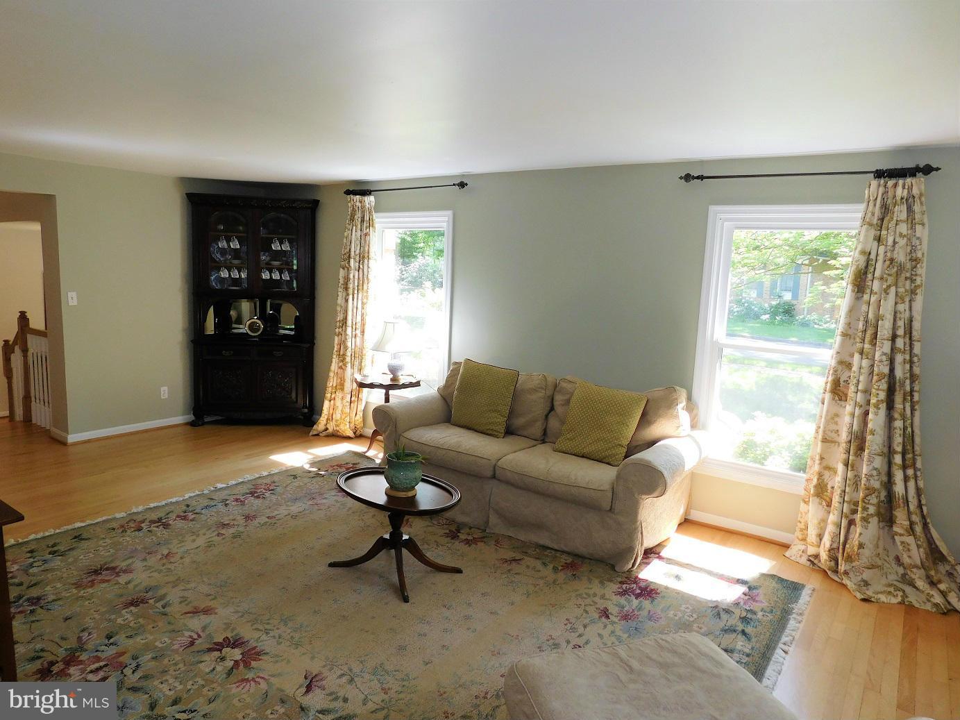 2352 Paddock Lane Reston, VA 20191 - Photo 6 of 30 Bright/Light Living Room