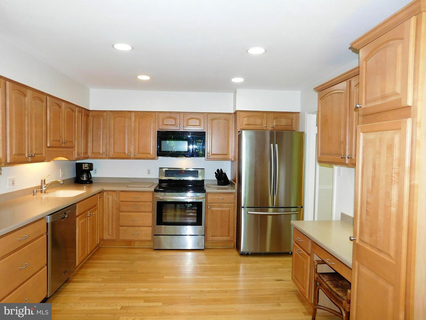 2352 Paddock Lane Reston, VA 20191 - Photo 10 of 30 Generous Maple Cabinets