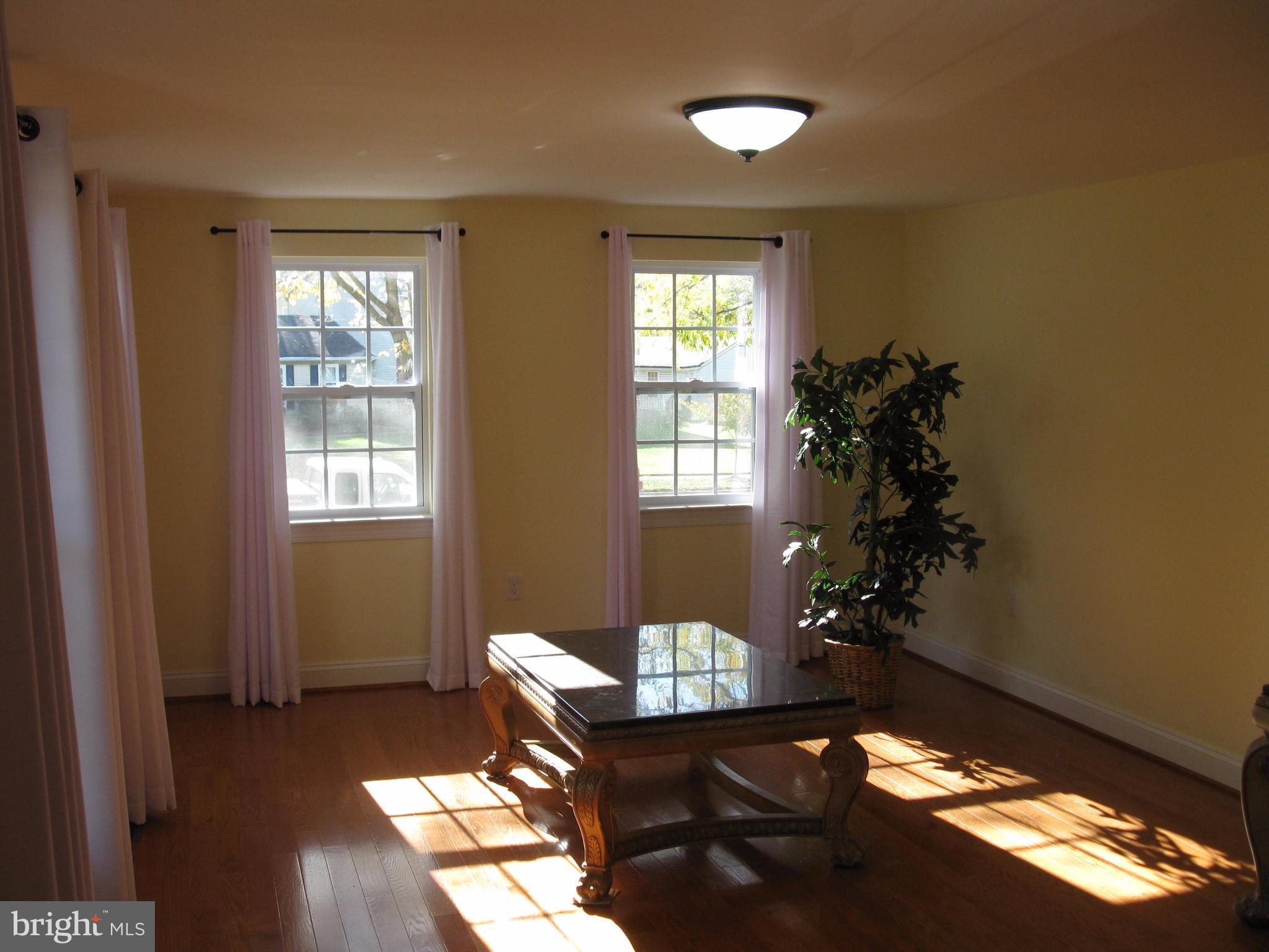 8415 Fort Foote Road Fort Washington, MD 20744 - Photo 2 of 29 Living Room