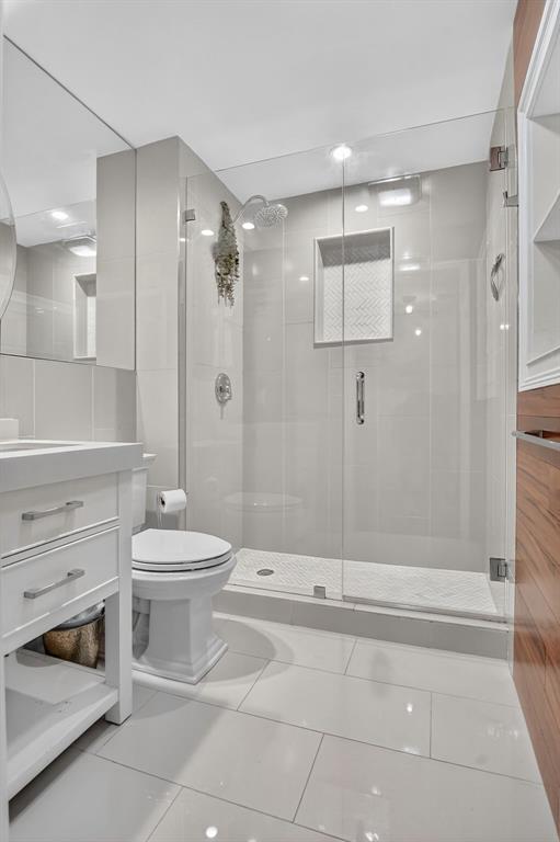 850 Northeast Spanish River Boulevard, Unit 33 Boca Raton, FL 33431 - Photo 16 of 37 a bathroom with a toilet a sink and shower