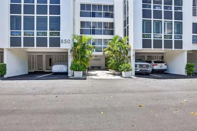 $399,999 | 850 Northeast Spanish River Boulevard, Unit 33, Boca Raton, FL 33431