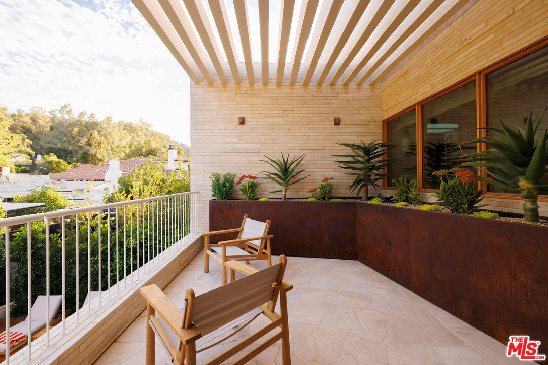 12128 Viewcrest Road Studio City, CA 91604 - Photo 13 of 24 a view of balcony with furniture