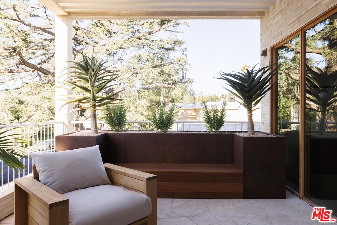 12128 Viewcrest Road Studio City, CA 91604 - Photo 20 of 24 a view of outdoor seating
