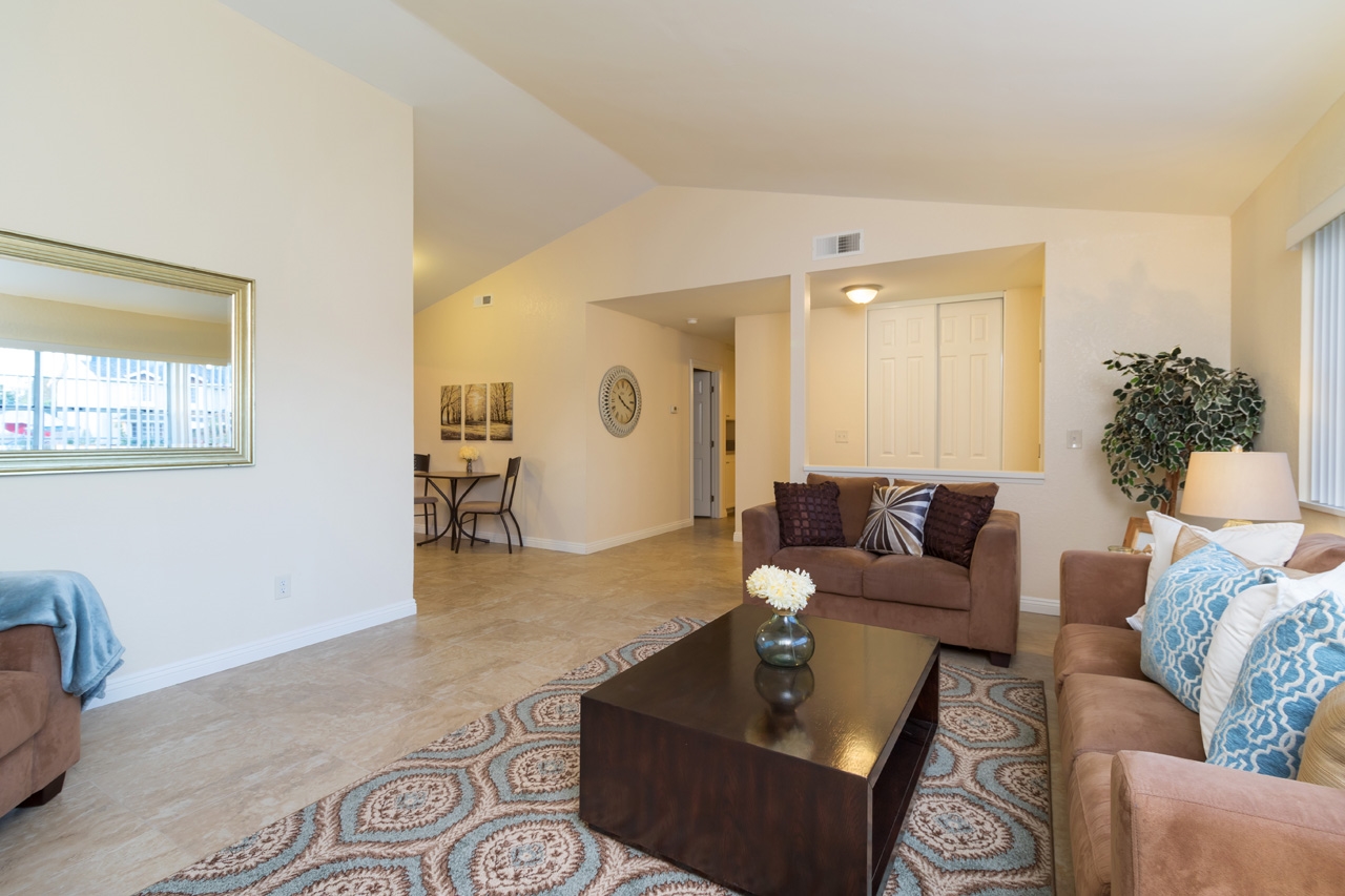 686 Hollowglen Road Oceanside, CA 92057 - Photo 3 of 17