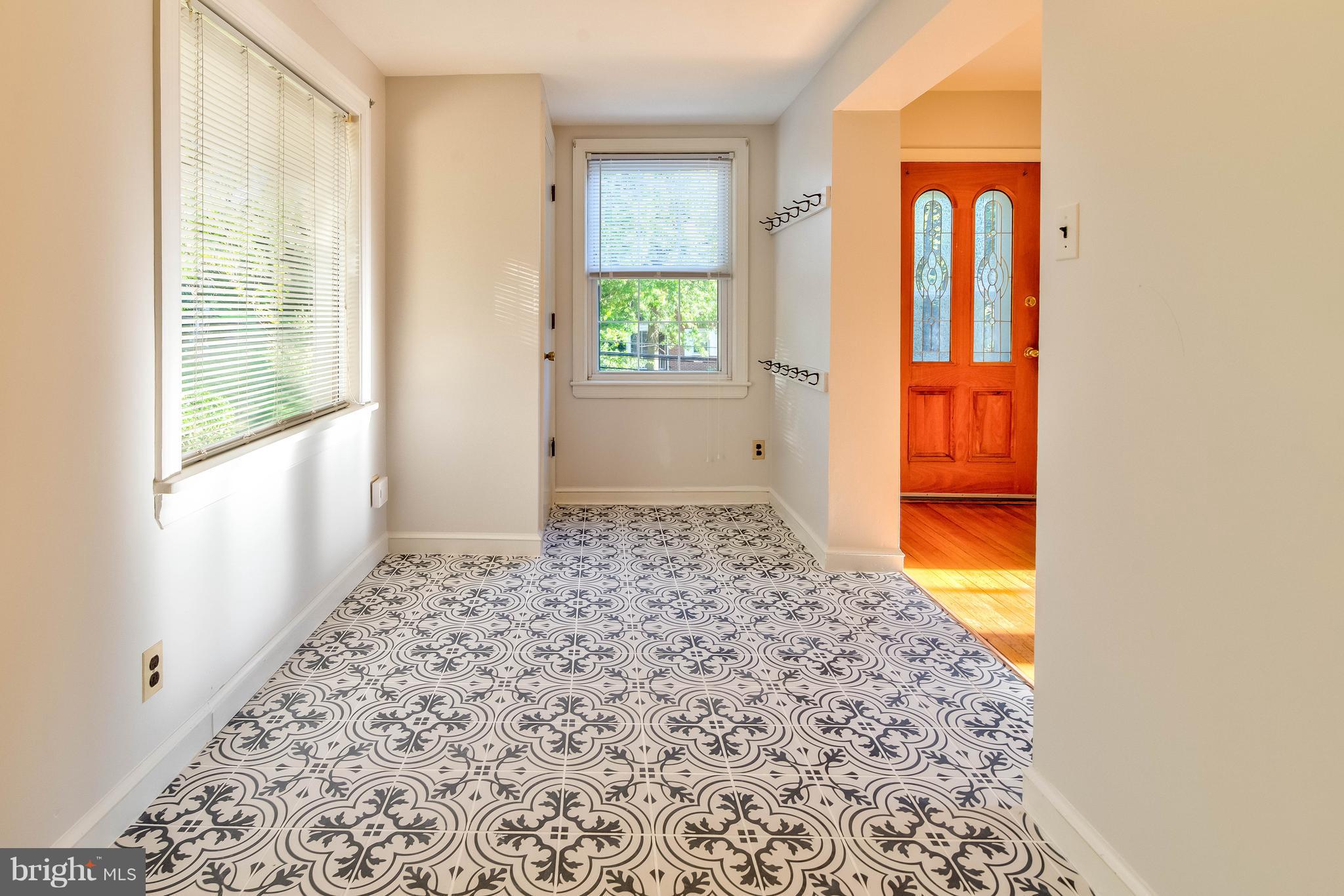 6208 Forest Road Cheverly, MD 20785 - Photo 6 of 21 Sun Room / Mudroom / Half Bath