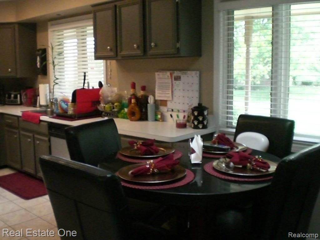 35820 Springvale Street Farmington, MI 48331 - Photo 4 of 29 CIMG3024.jpg