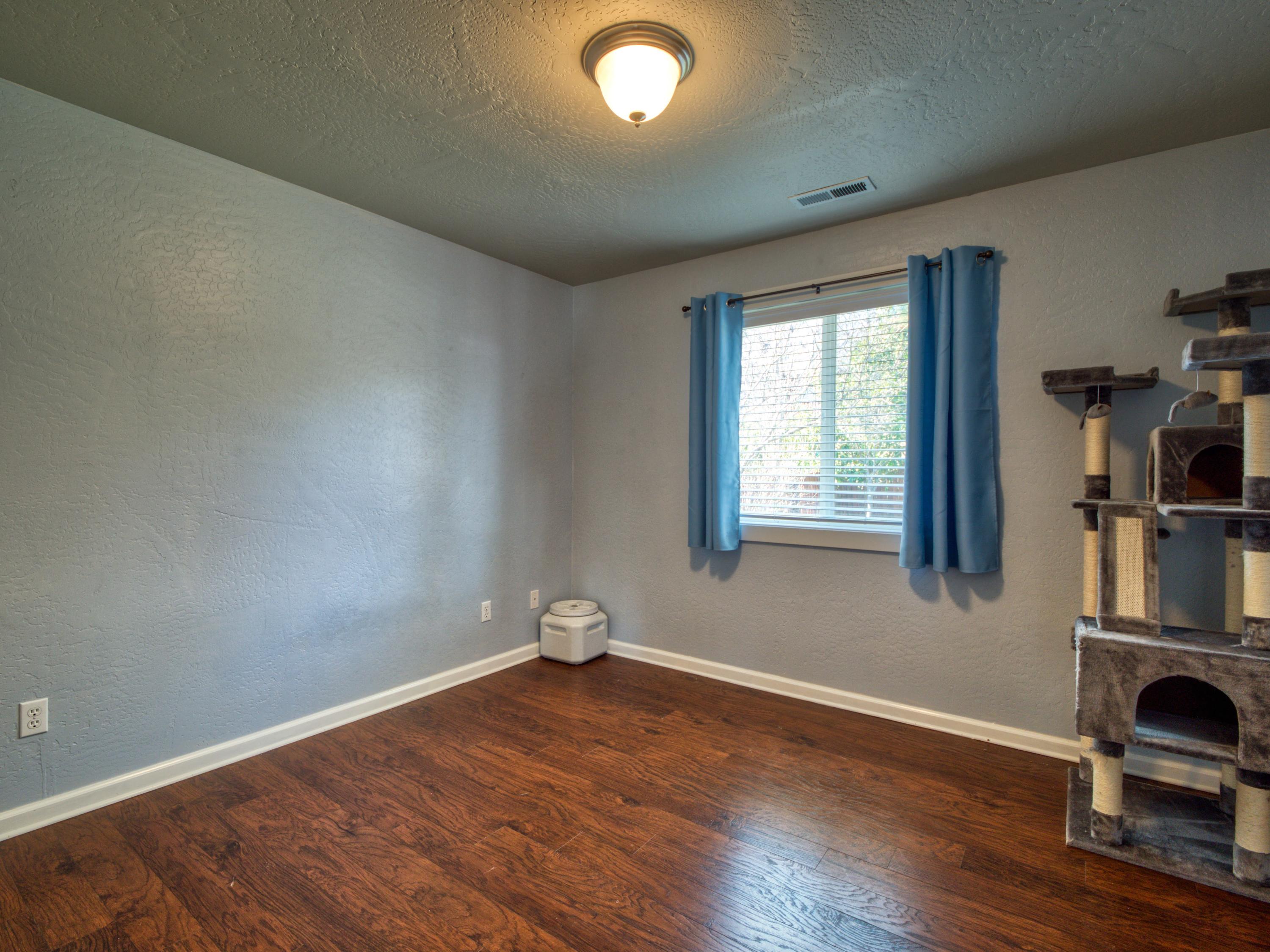 946 Ridgeview Drive Eagle Point, OR 97524 - Photo 22 of 32 Bed 2a