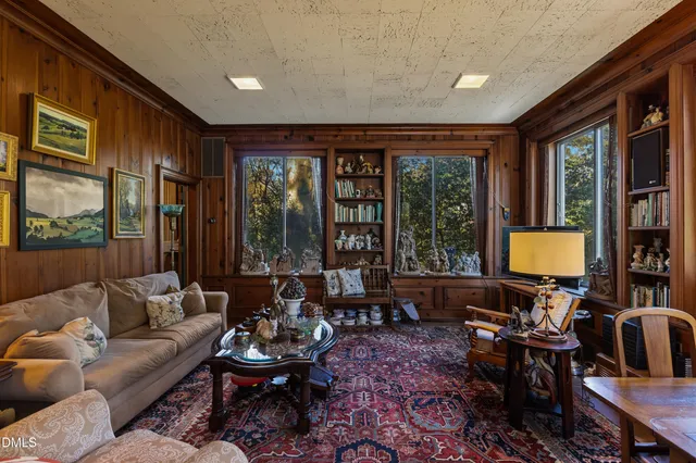 a bunch of flowers are in a yard