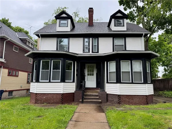 $329,000 | 3235 Oak Road, Cleveland, OH 44118