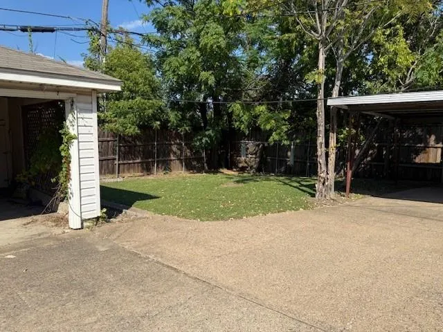a view of a house with backyard and porch