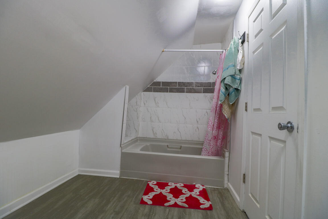 2667 North 36th Street Milwaukee, WI 53210 - Photo 23 of 28 Full Bathroom