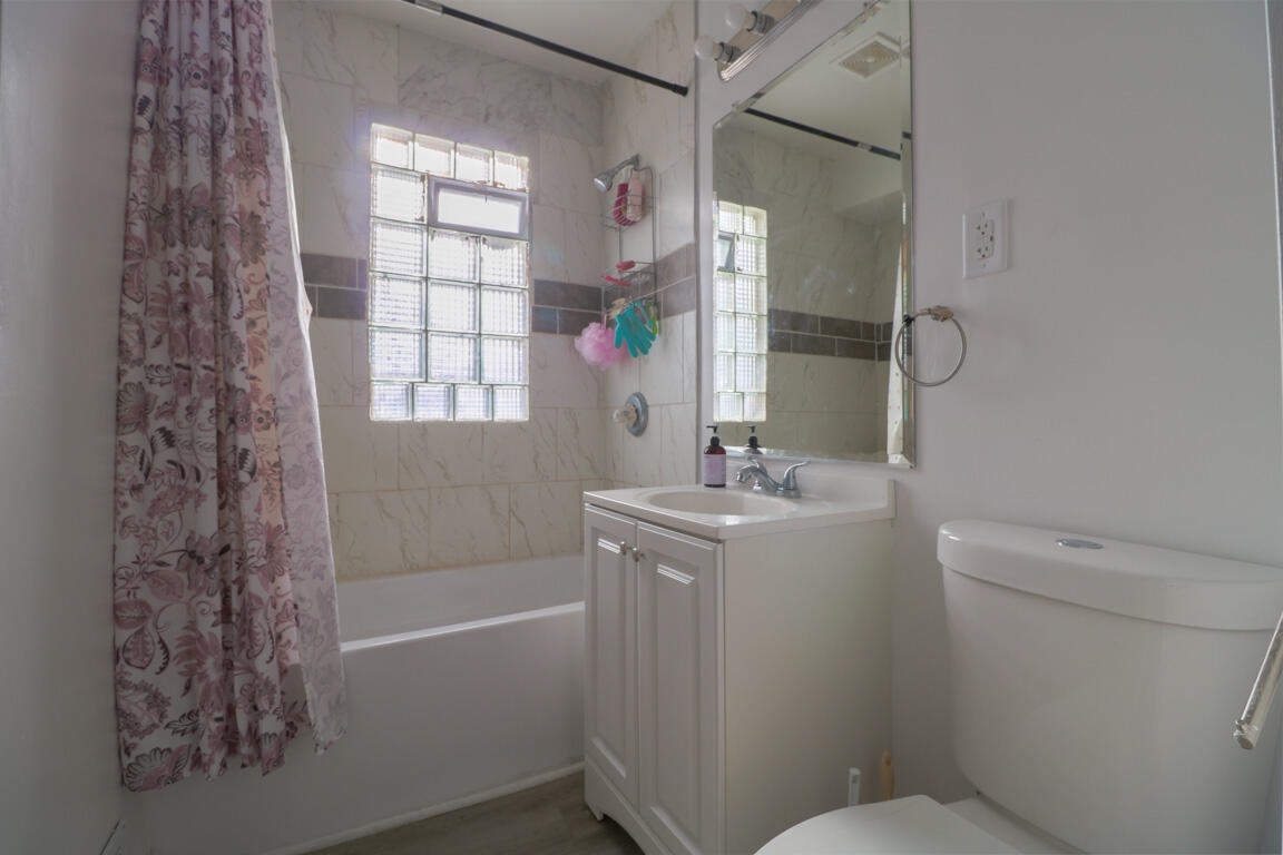 2667 North 36th Street Milwaukee, WI 53210 - Photo 10 of 28 Full Bathroom