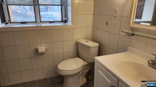 $2,750 | 50 West Columbia Avenue, Unit 2, Palisades Park, NJ 07650