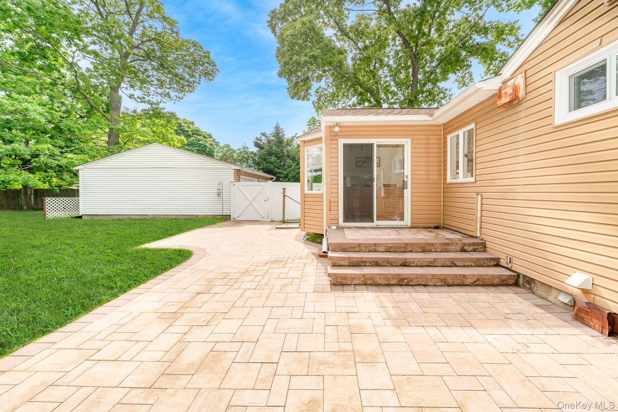 20 Amherst Street Islip, NY 11751 - Photo 4 of 29