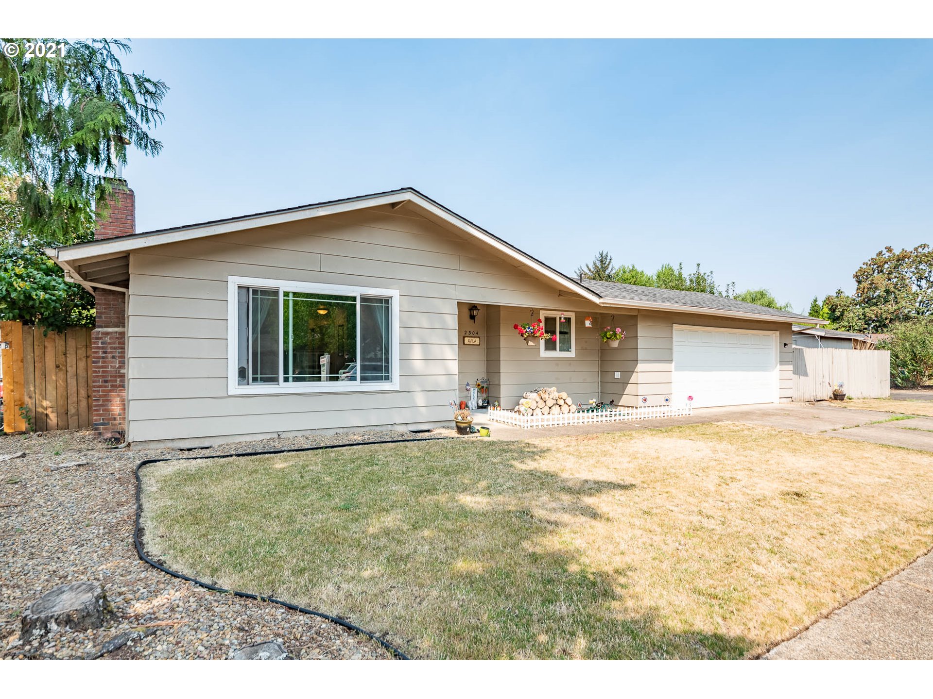 2304 Laurelhurst Drive Eugene, OR 97402 - Photo 2 of 19