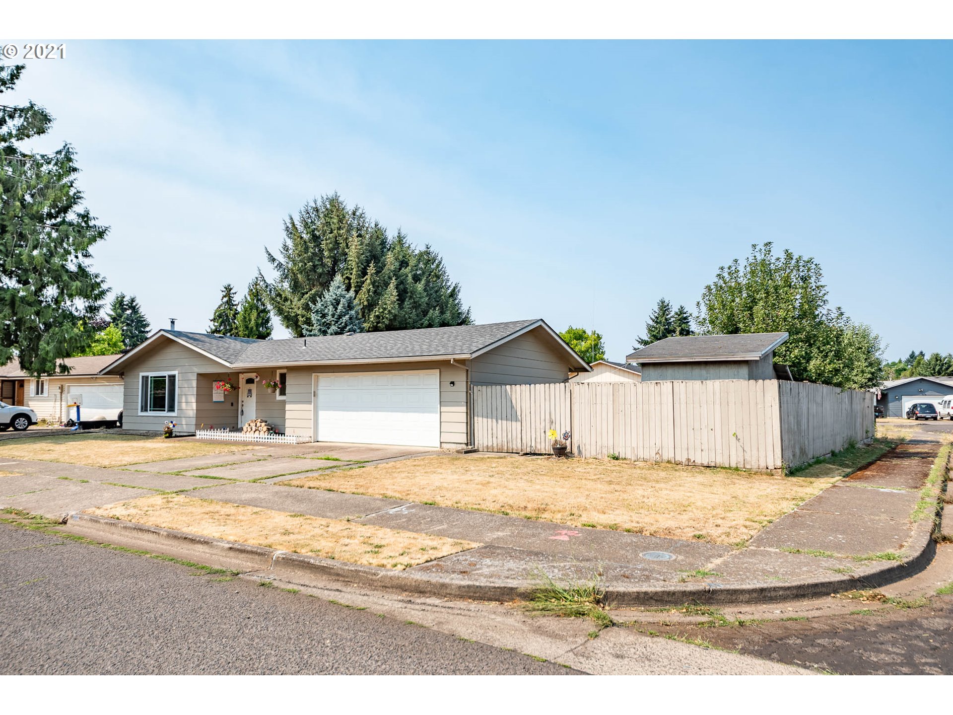 2304 Laurelhurst Drive Eugene, OR 97402 - Photo 3 of 19