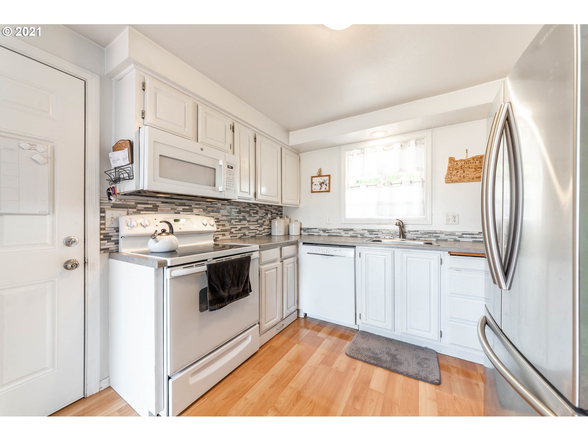 2304 Laurelhurst Drive Eugene, OR 97402 - Photo 7 of 19