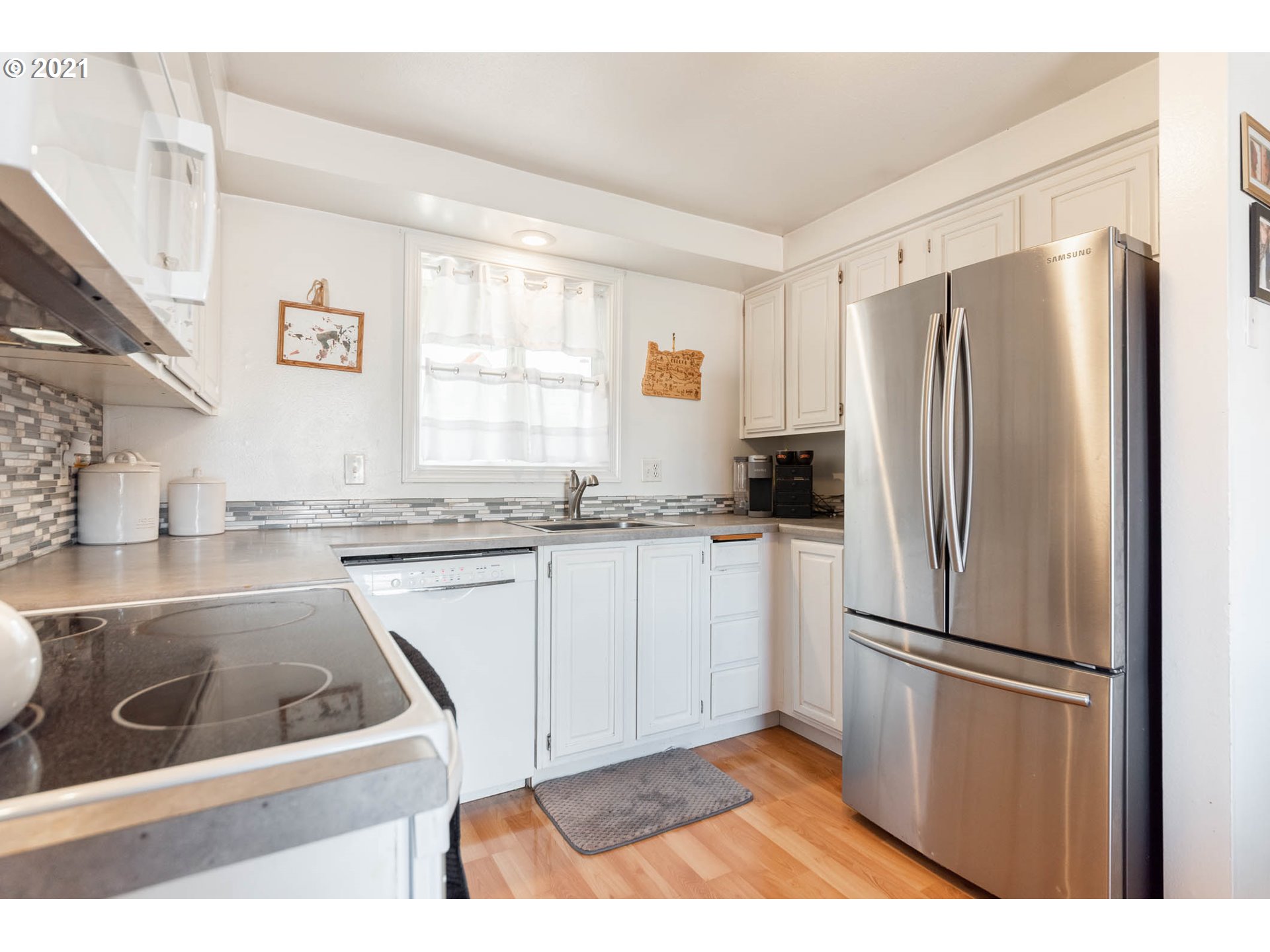 2304 Laurelhurst Drive Eugene, OR 97402 - Photo 8 of 19