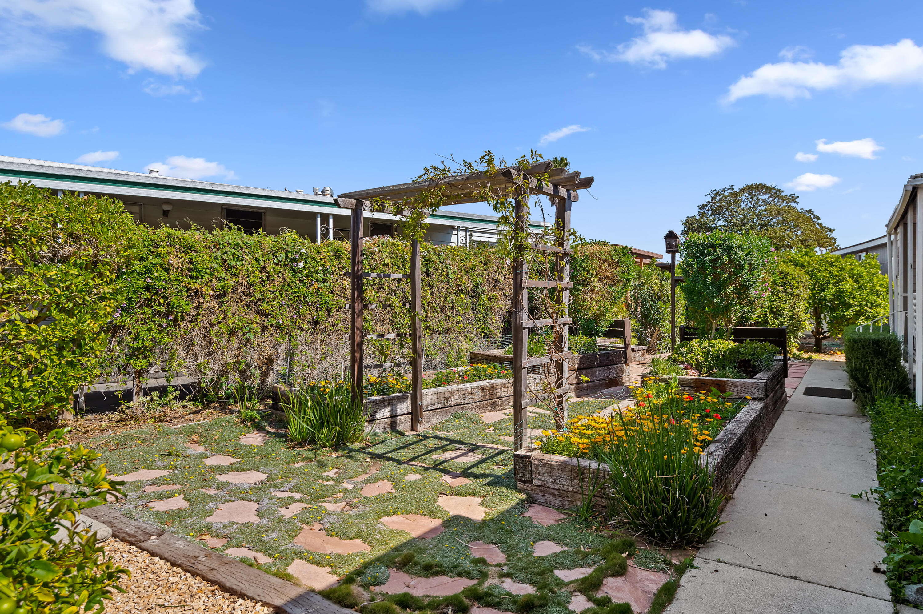 05 - Front Garden