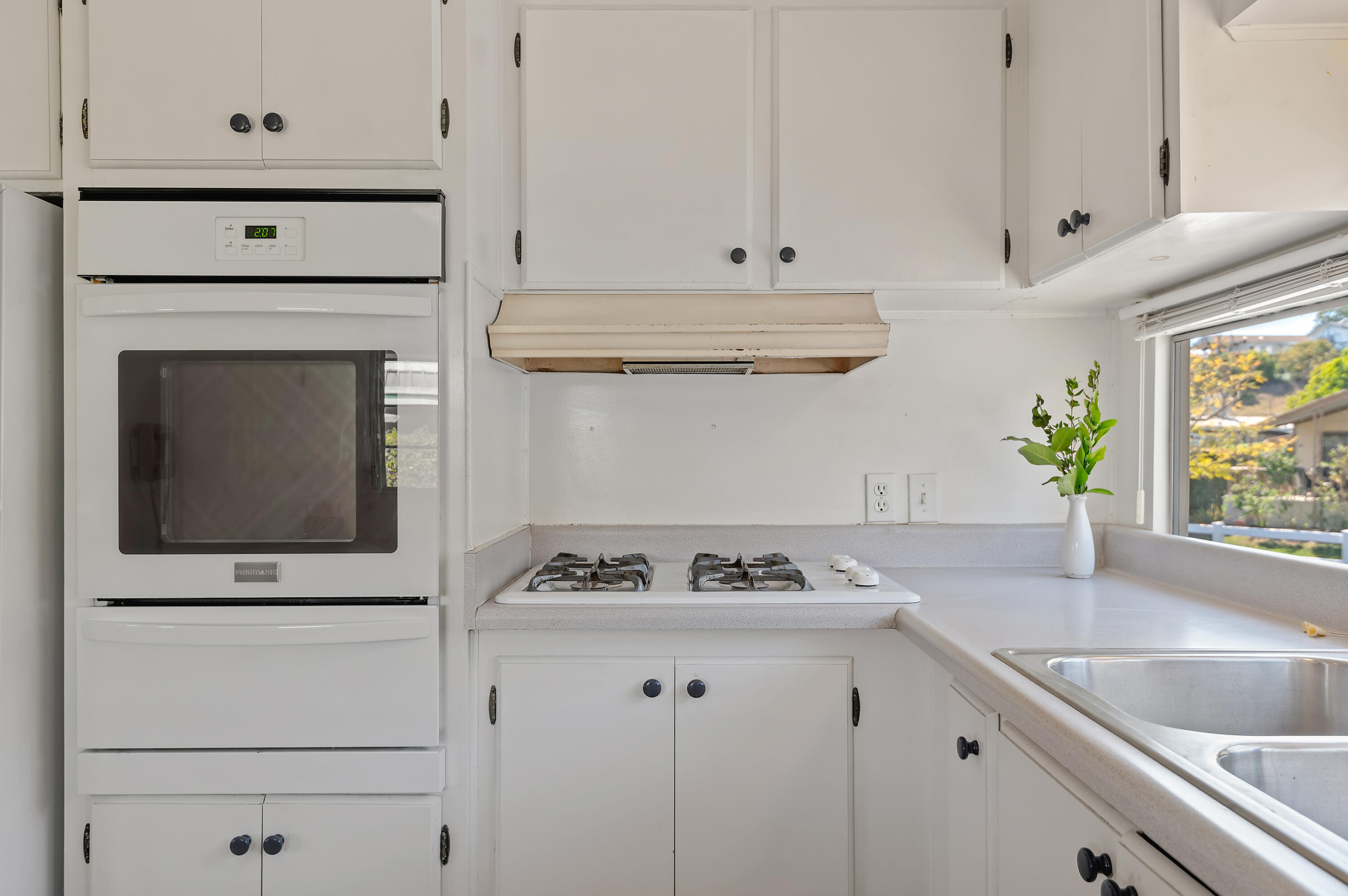333 Old Mill Road, Unit 96 Santa Barbara, CA 93110 - Photo 8 of 15 12 - Kitchen