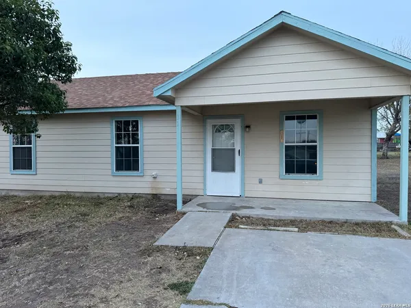 $130,000 | 112 West San Antonio Street, Runge, TX 78151