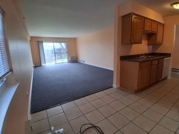 $1,400 | 1845 White Chappel Drive, Unit 2A, Mount Prospect, IL 60056