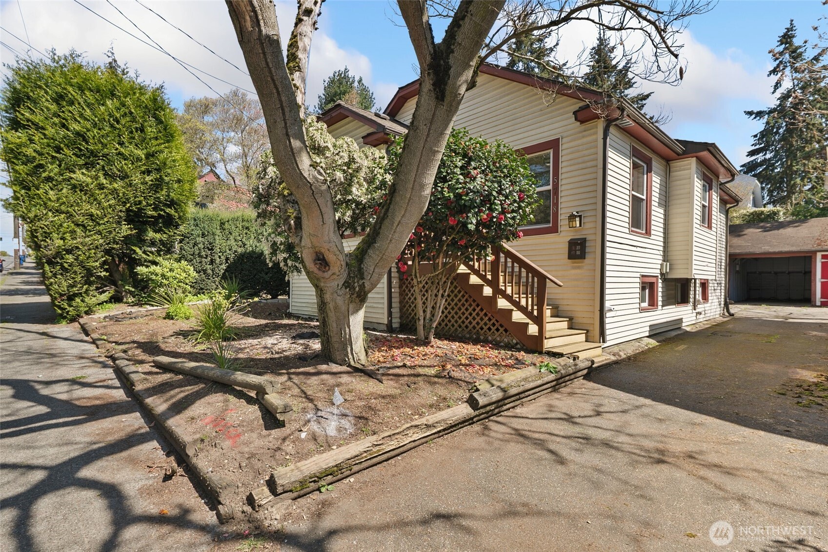 5718 25th Avenue Northeast Seattle, WA 98105 - Photo 3 of 40