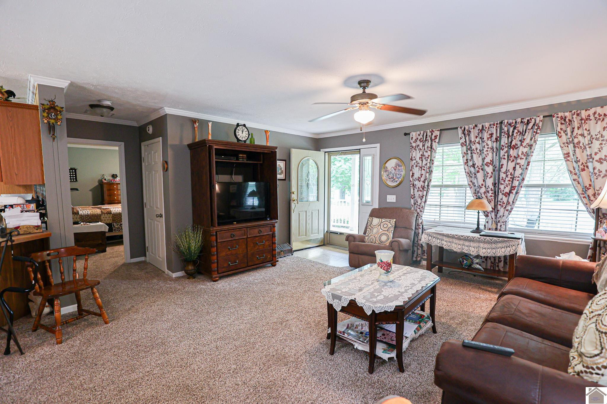 5011 Old Mayfield Road Paducah, KY 42003 - Photo 18 of 35 Living Room