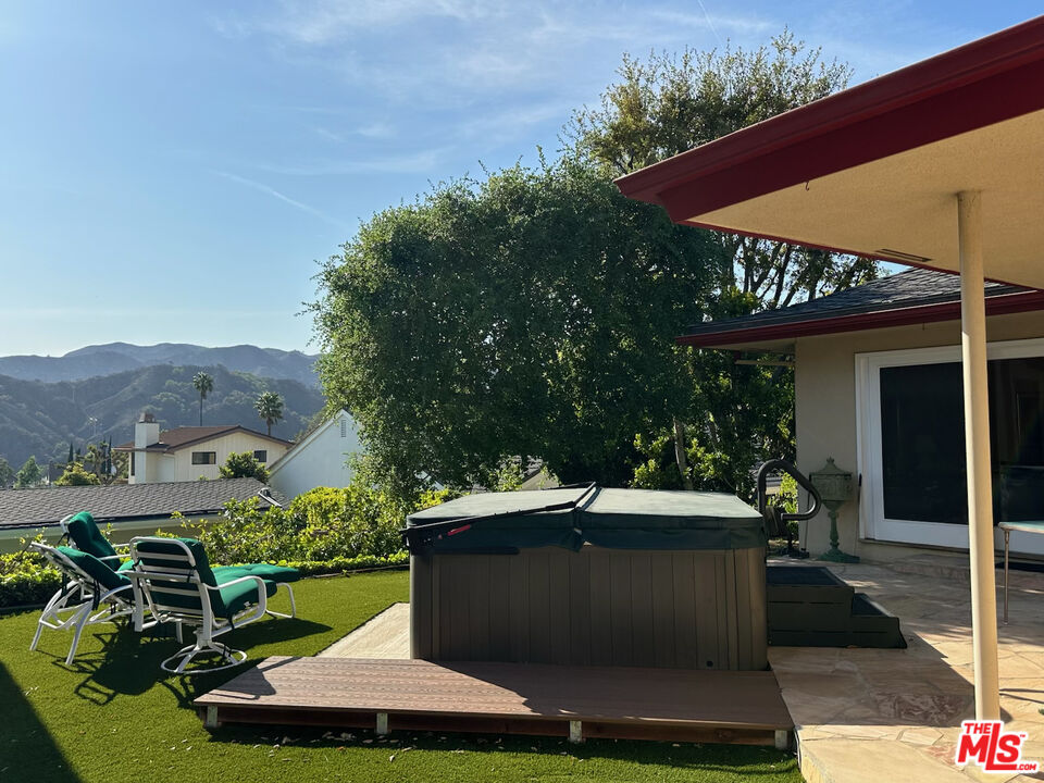 2027 Westridge Road Los Angeles, CA 90049 - Photo 24 of 44 Gallery Image 24