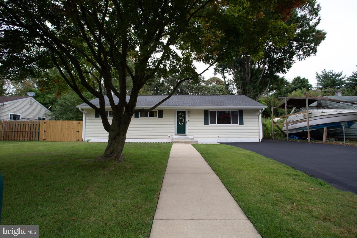 824 Windsor Rd - Clean canvas for landscape