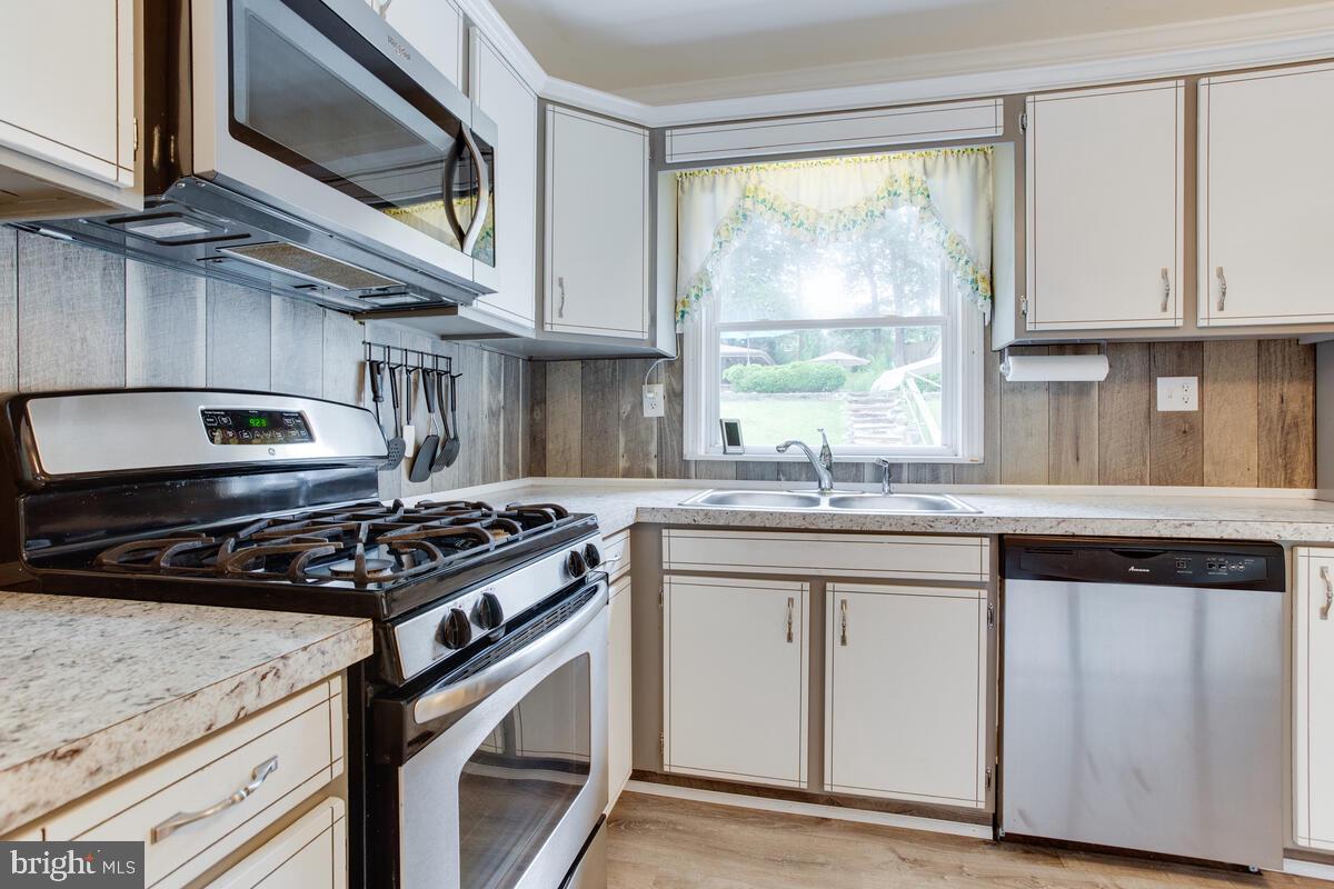 824 Windsor Road Arnold, MD 21012 - Photo 14 of 45 824 Windsor Rd-kitchen gas cooking, window to back