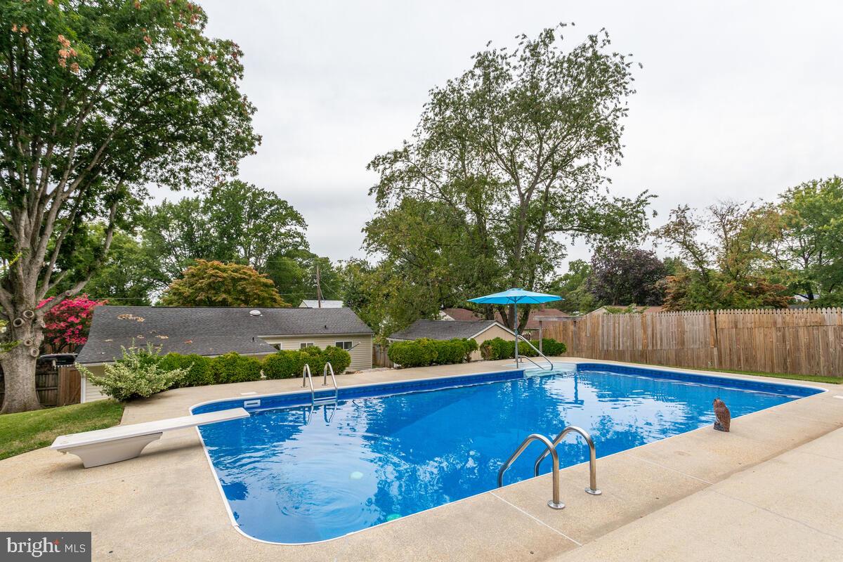 824 Windsor Road Arnold, MD 21012 - Photo 35 of 45 824 Windsor Rd - sparkling pool with vinyl liner