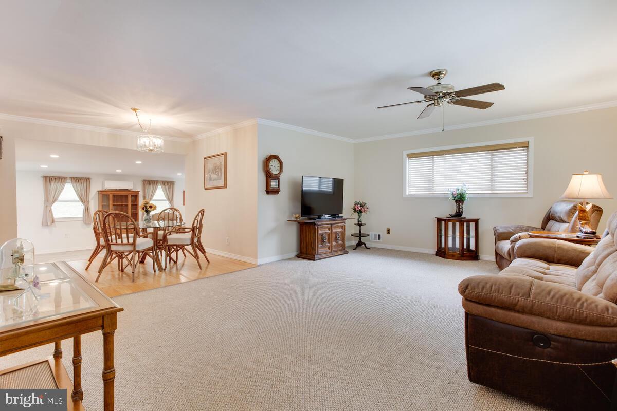 824 Windsor Rd-bright and spacious living area