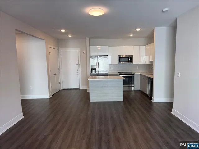 $3,895 | 470 Main Street, Unit 604, Fort Lee, NJ 07024