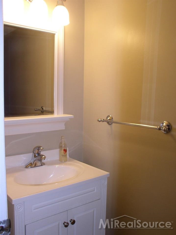 1673 Riverside Drive, Unit 35 Rochester, MI 48309 - Photo 14 of 18 31201424-13.JPG