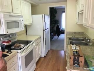 617 Oakbrook West Rochester, MI 48307 - Photo 2 of 24