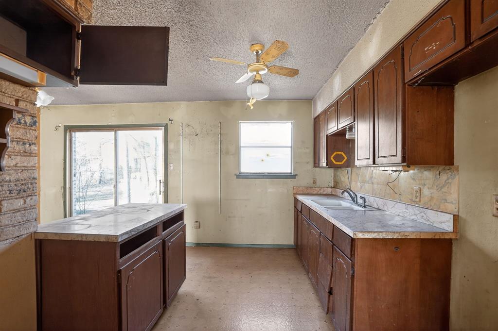 404 Nathan Street Burleson, TX 76028 - Photo 13 of 31