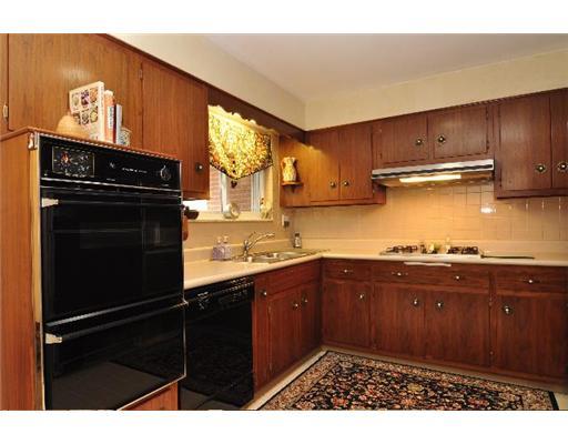 554 Kelso Road Mt. Lebanon, PA 15243 - Photo 3 of 13 Kitchen.