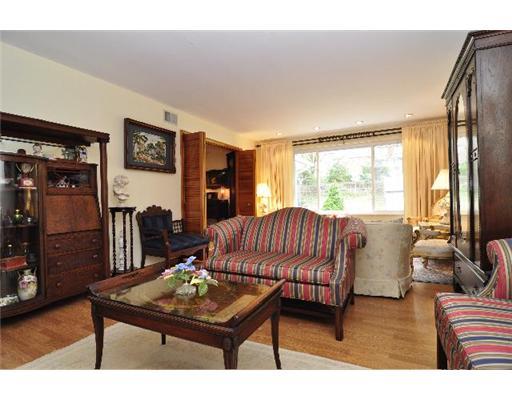 554 Kelso Road Mt. Lebanon, PA 15243 - Photo 6 of 13 Living Room.