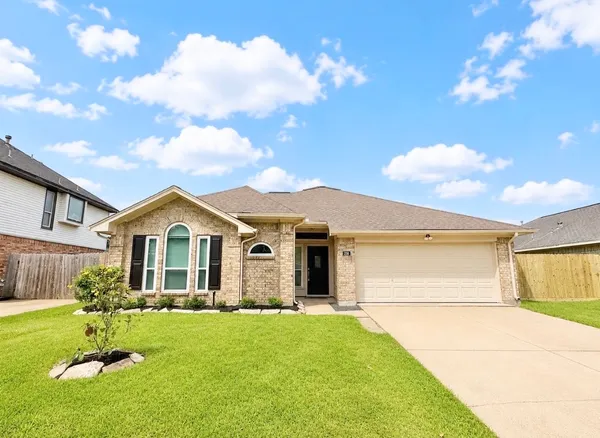 $2,695 | 236 Almond Drive, Lake Jackson, TX 77566