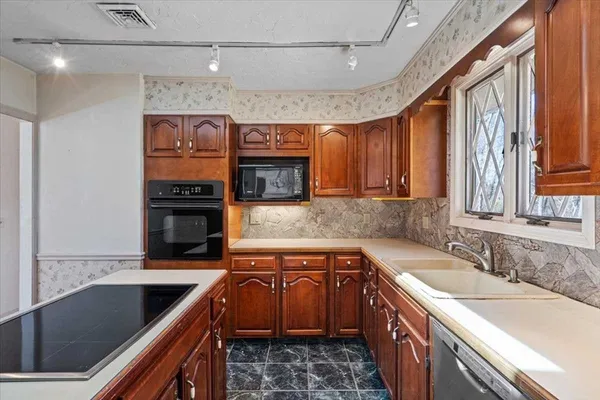 $499,000 | 77 Zenith Drive, Worcester, MA 01602