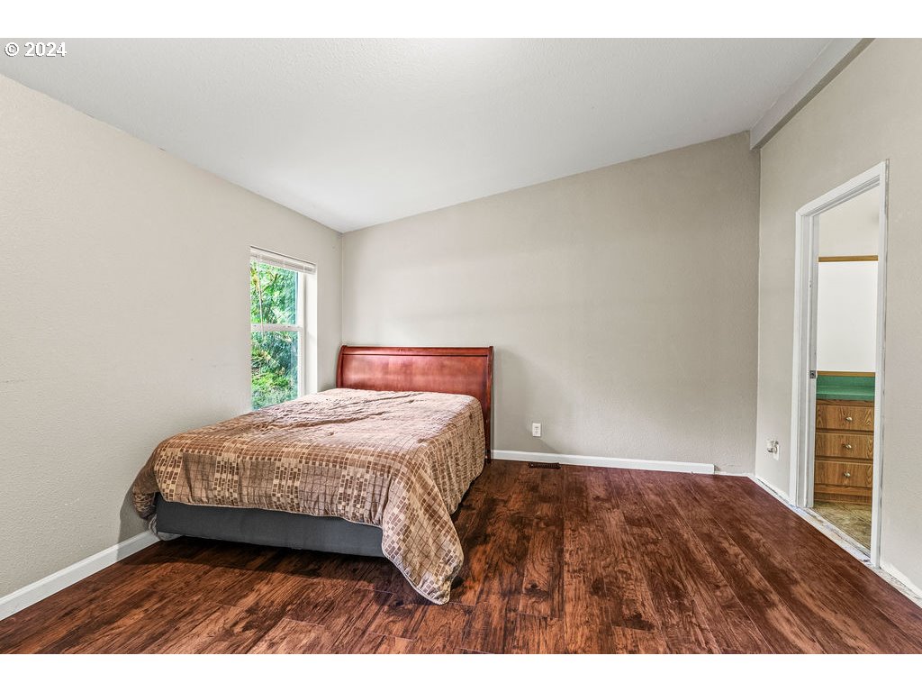 119 Ragland Road Longview, WA 98632 - Photo 16 of 30 a bedroom with a bed and a window