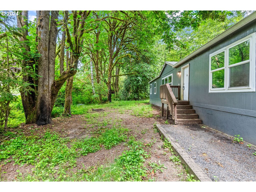 119 Ragland Road Longview, WA 98632 - Photo 19 of 30 a backyard of a house with lots of green space