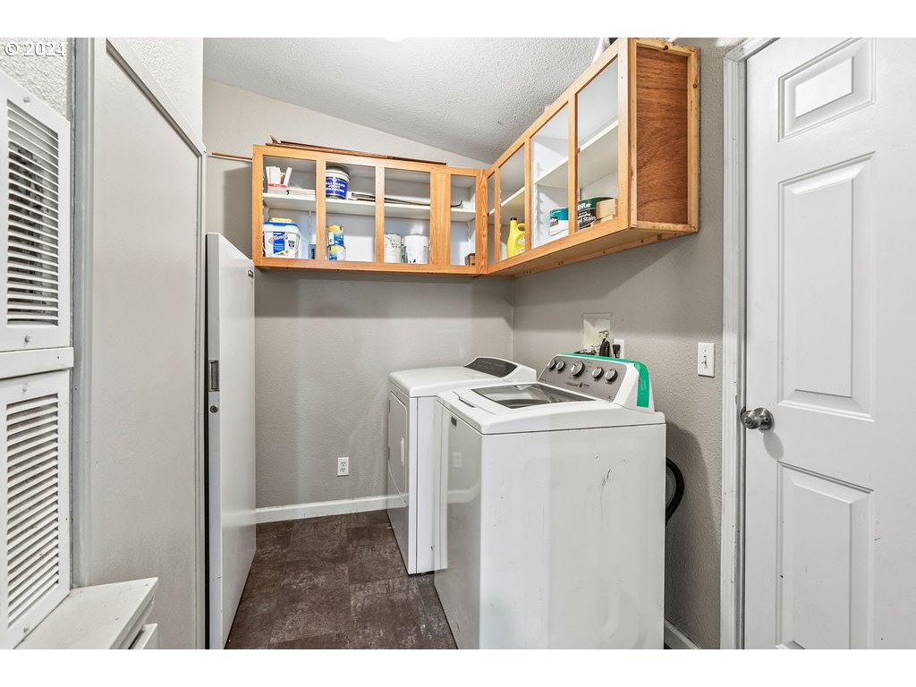 119 Ragland Road Longview, WA 98632 - Photo 8 of 30 a utility room with dryer and washer