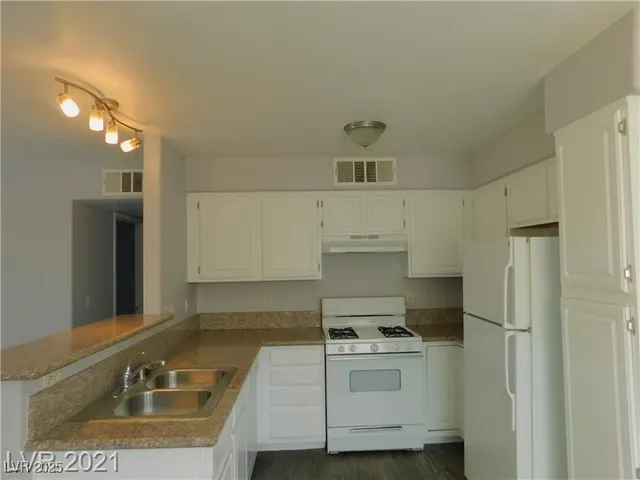 $1,295 | 5710 East Tropicana Avenue, Unit 2184, Las Vegas, NV 89122